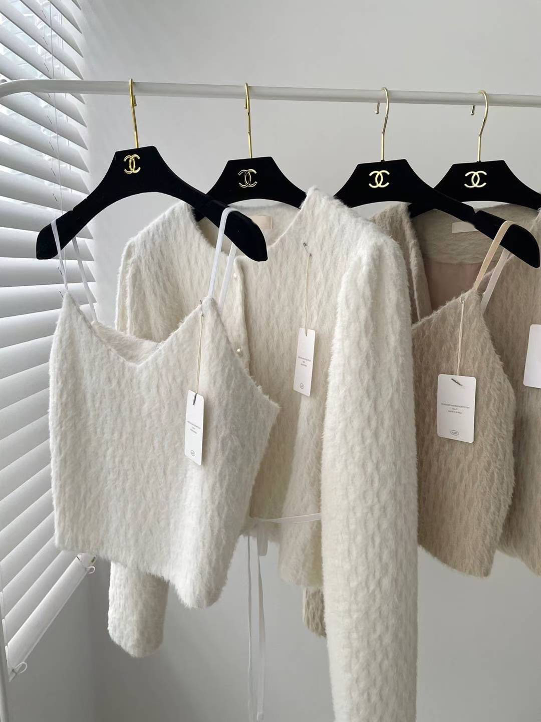 氣質織紋感圓領珍珠排釦外套+背心SET / 2色