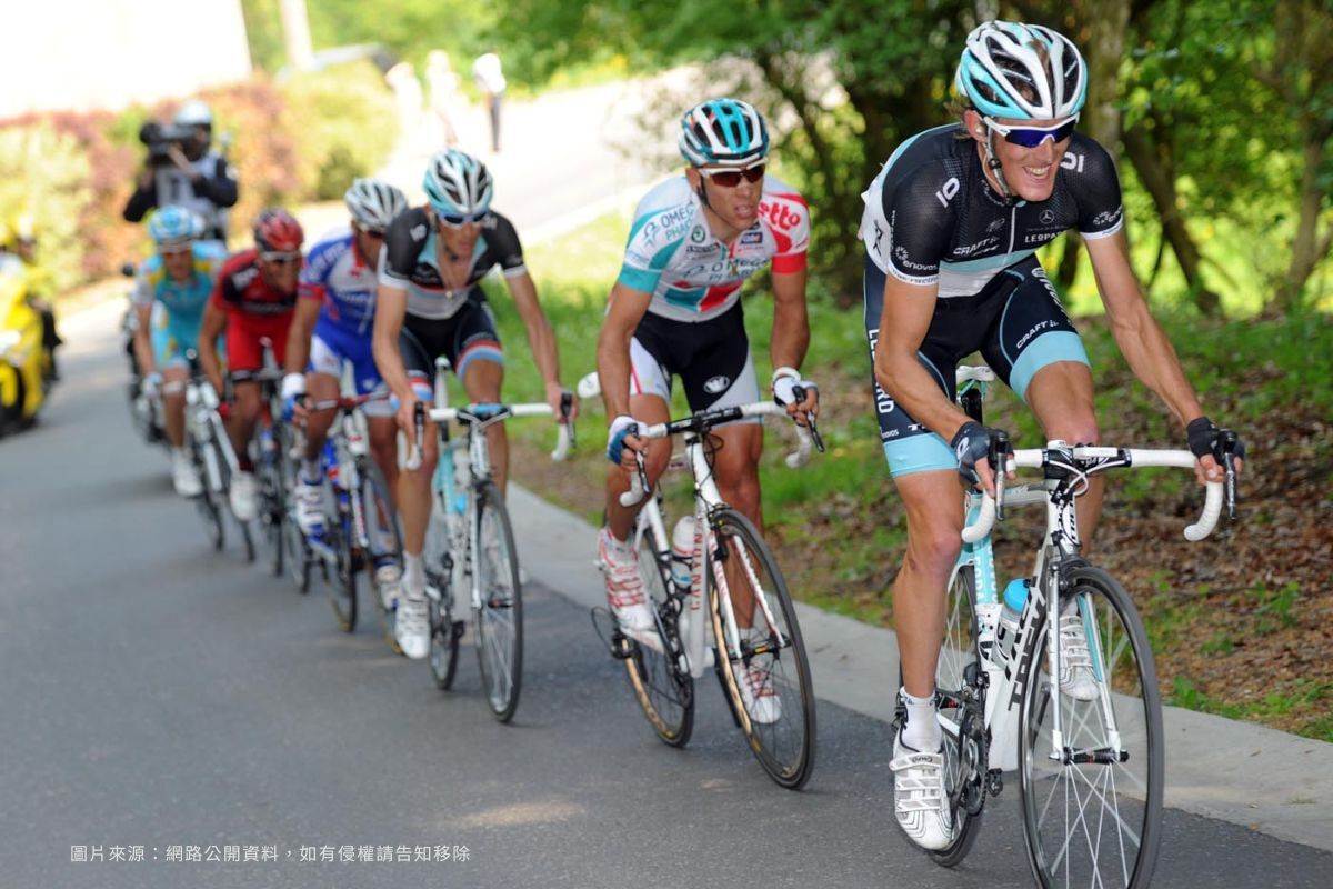 2011 年環法賽場上的核心集團，Andy Schleck、Frank Schleck、Philippe Gilbert 與 Cadel Evans 同場競逐