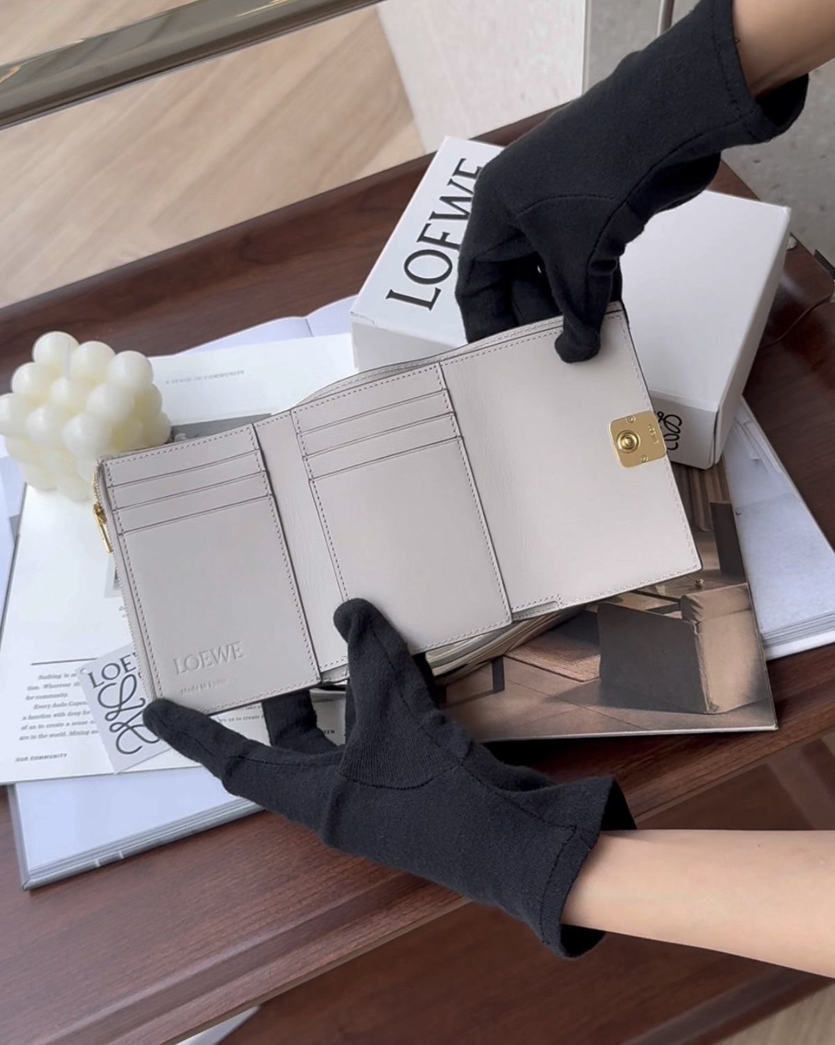 LOEWE｜ 鵝卵石紋小牛皮三折短夾 淺灰色