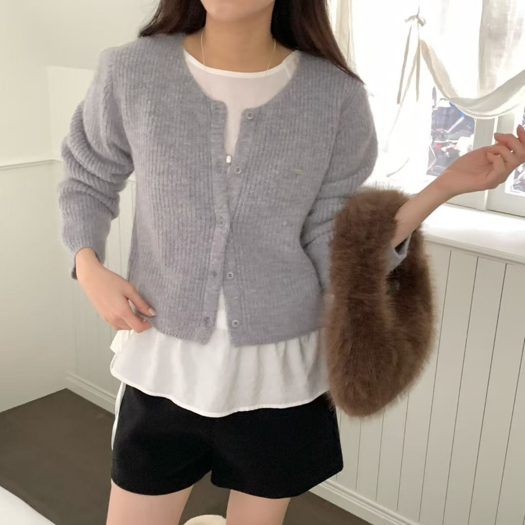 毛海感小墜飾圓領排釦針織上衣外套 / 3色