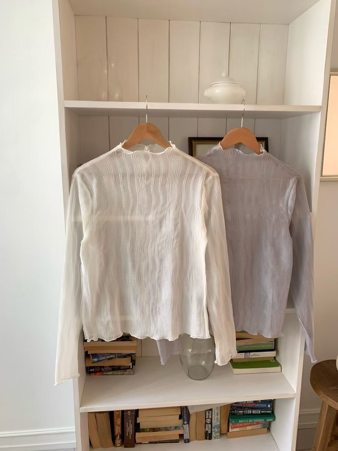 木耳捲邊透膚織紋感感立領長袖上衣 / 2色