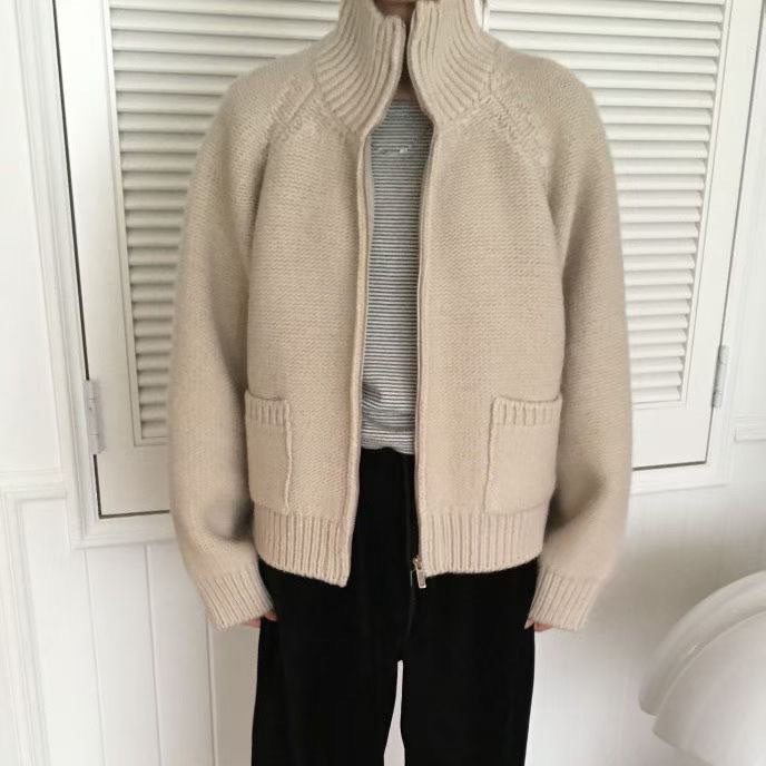 後布標造型拉鍊立領羊毛針織外套 / 2色