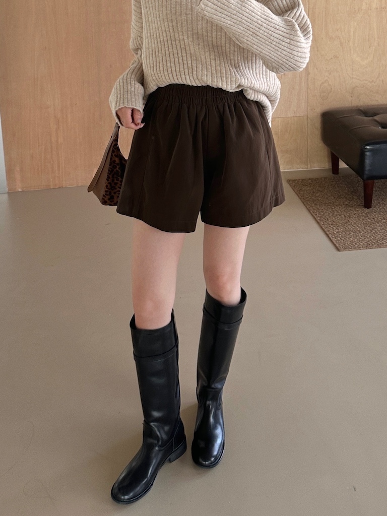 鬆緊腰麂皮光澤感皮短褲