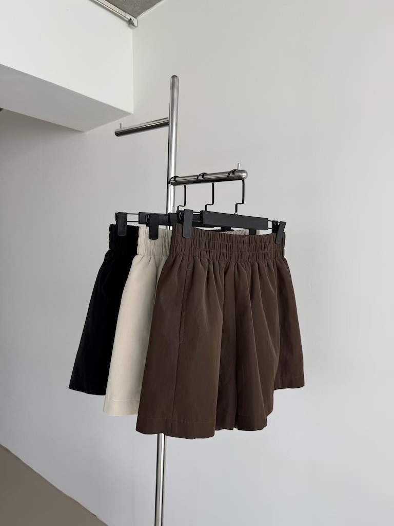 鬆緊腰麂皮光澤感皮短褲