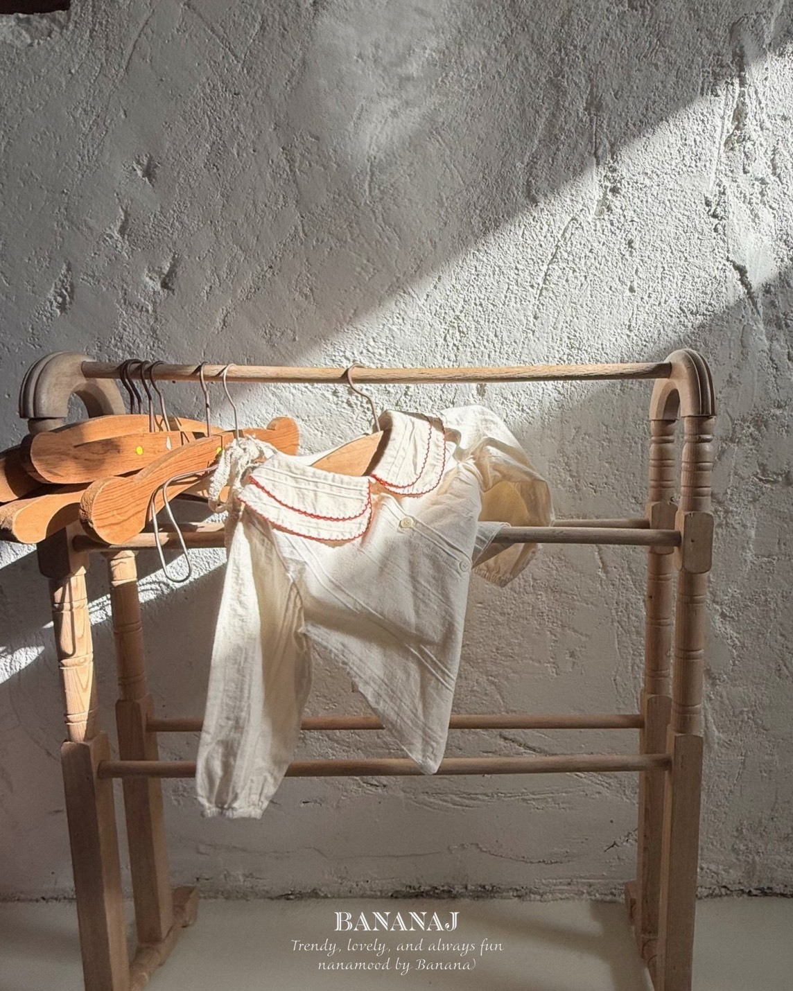 法式紅邊領上衣