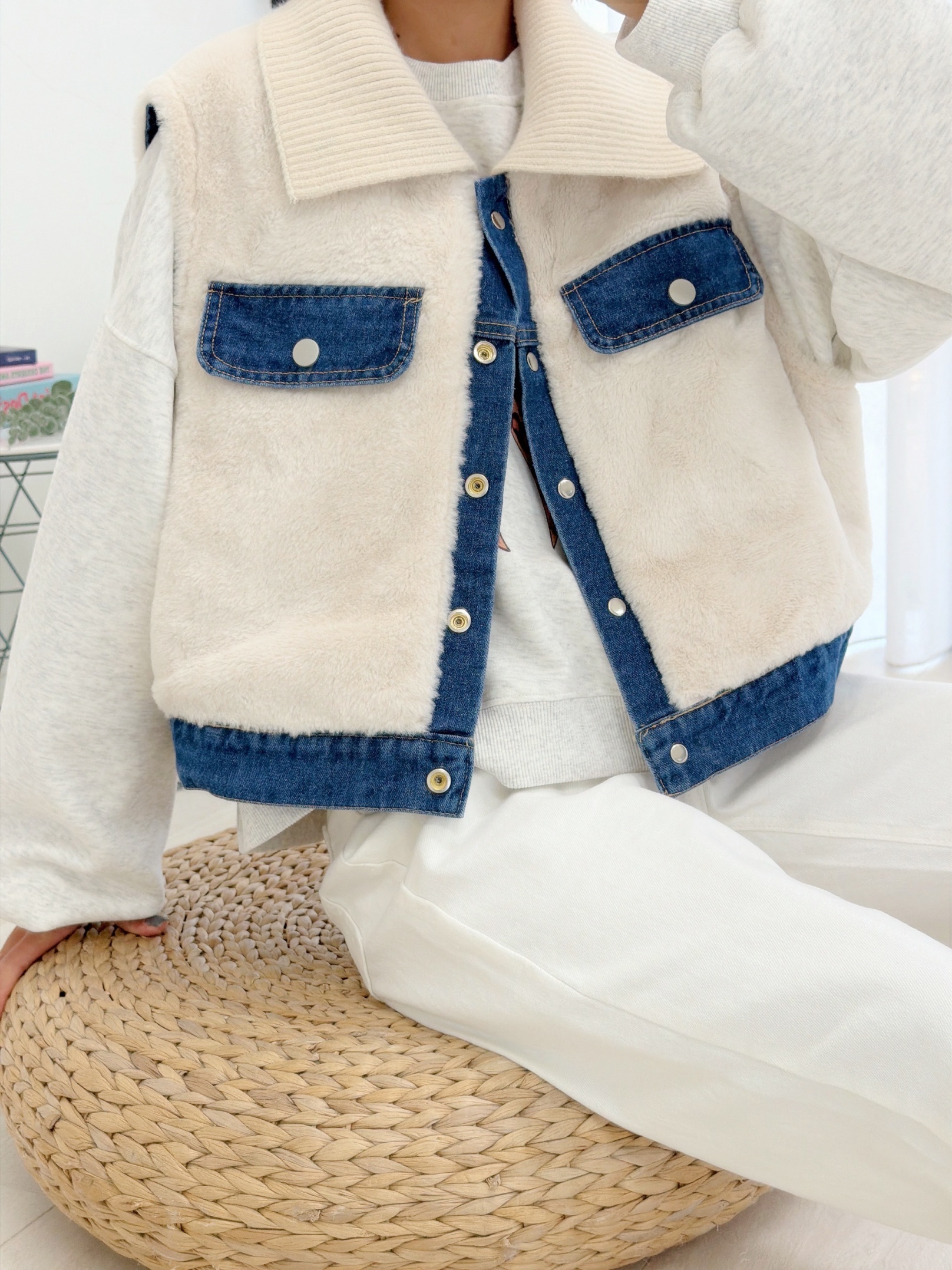 法朵Fado Shop｜拼接針織翻領內加絨短版牛仔背心 8594001 灰/深藍