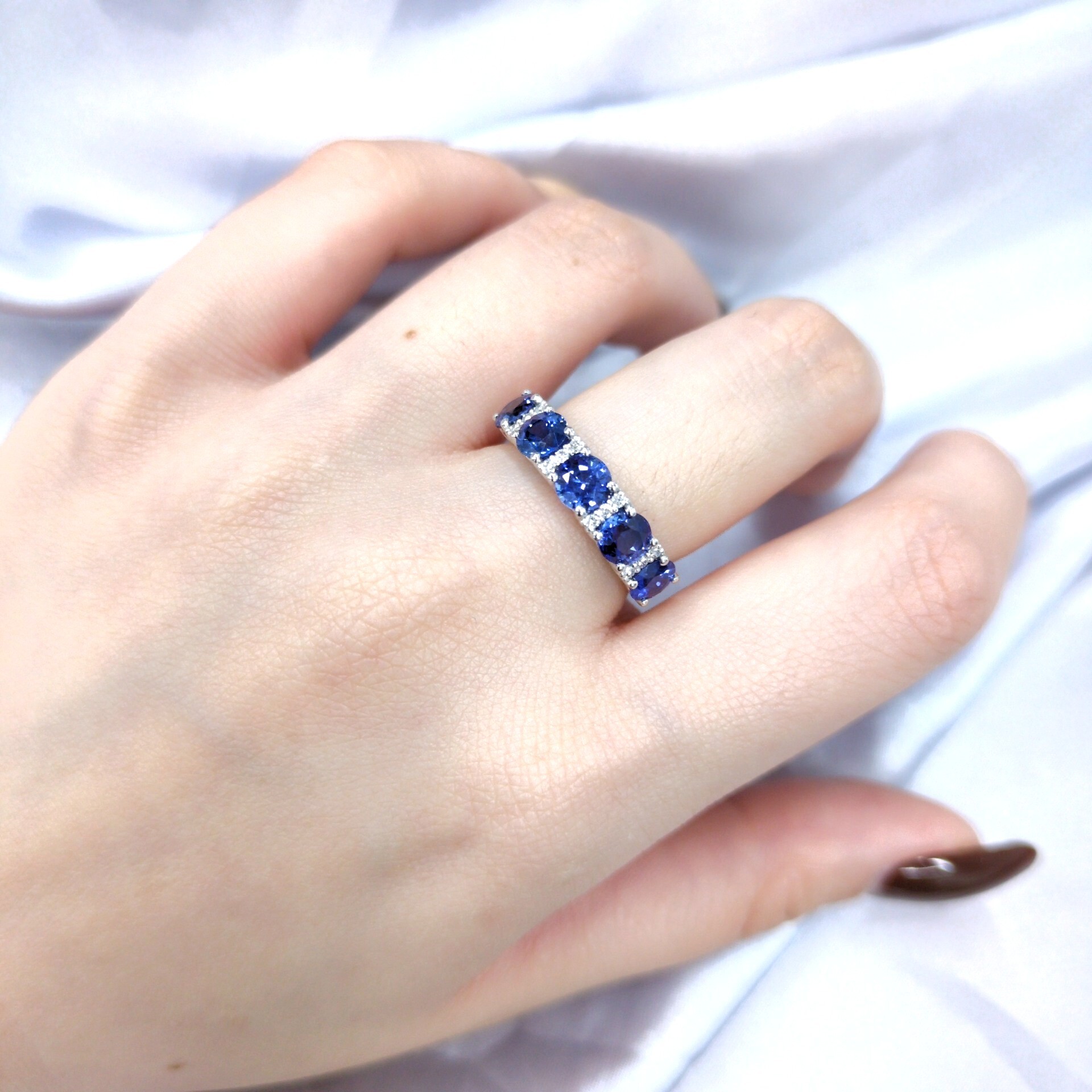 全新18K白金【主石2卡47份藍寶石】配8份鑽石戒指