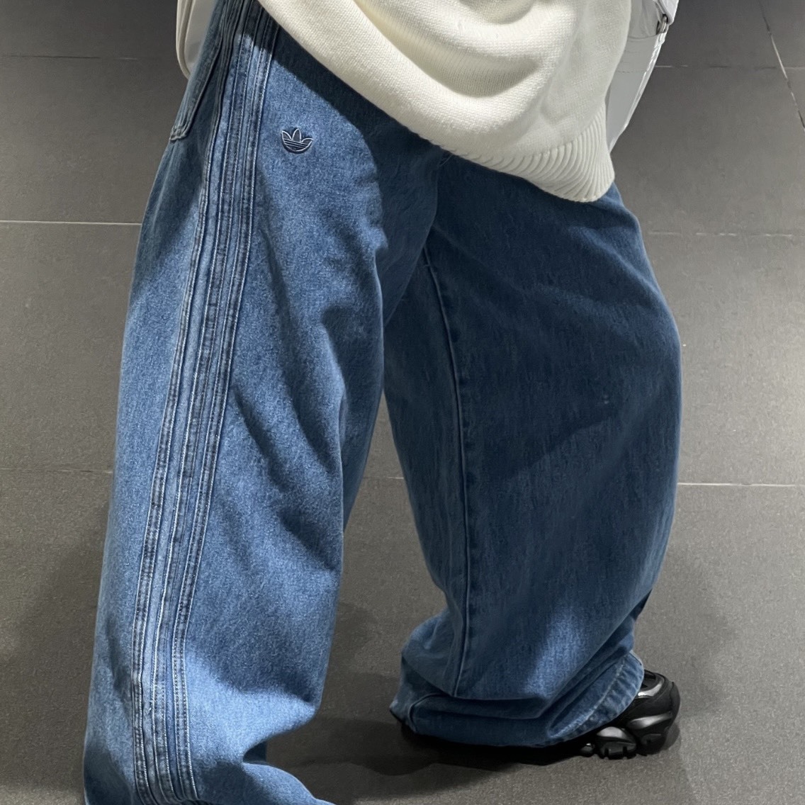 【代購】adidas Originals Premium Essentials Logo 刺繡高腰拉鍊開合闊腿牛仔褲 – 女款 – 藍色