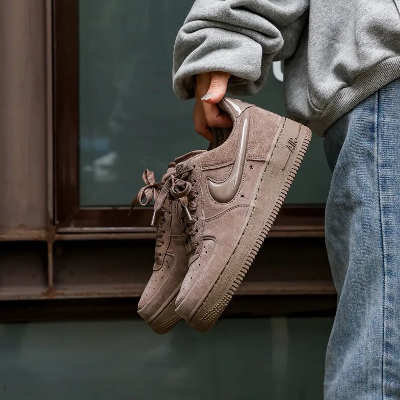 【代購】 NIKE AIR FORCE 1 AF1 奶棕色 絨面 – HV4406-200