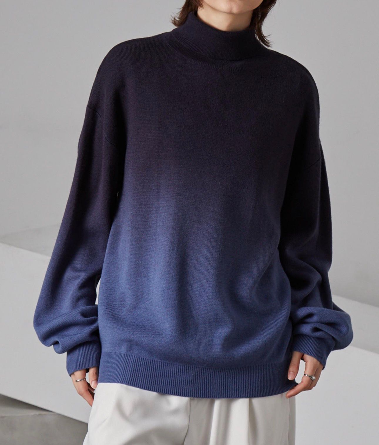 【預購】JN1220101 Mono-Mart 米蘭羅紋雙色漸層超大高領針織上衣