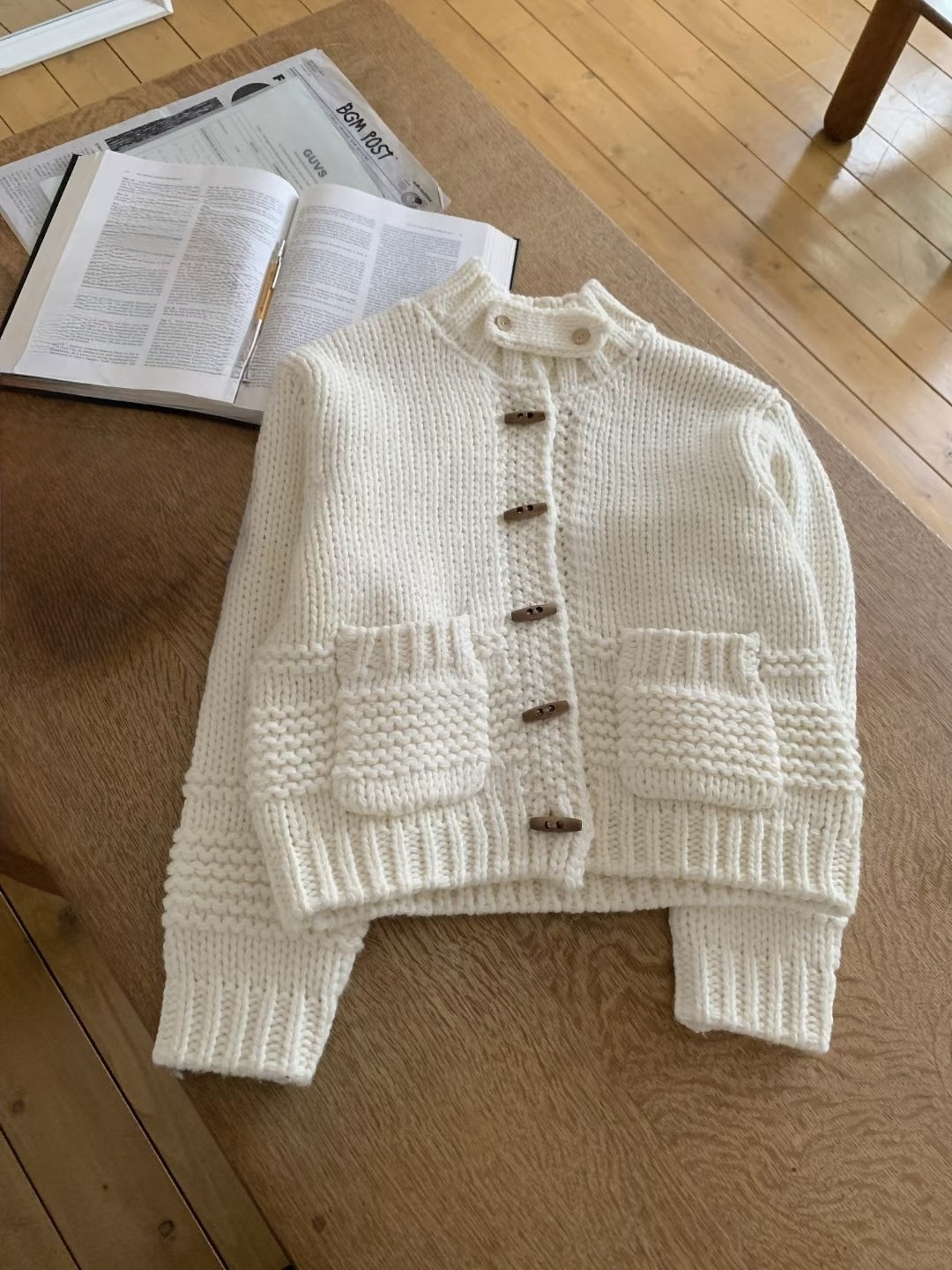 #228N657 冬日限定! 日系牛角扣粗針織外套