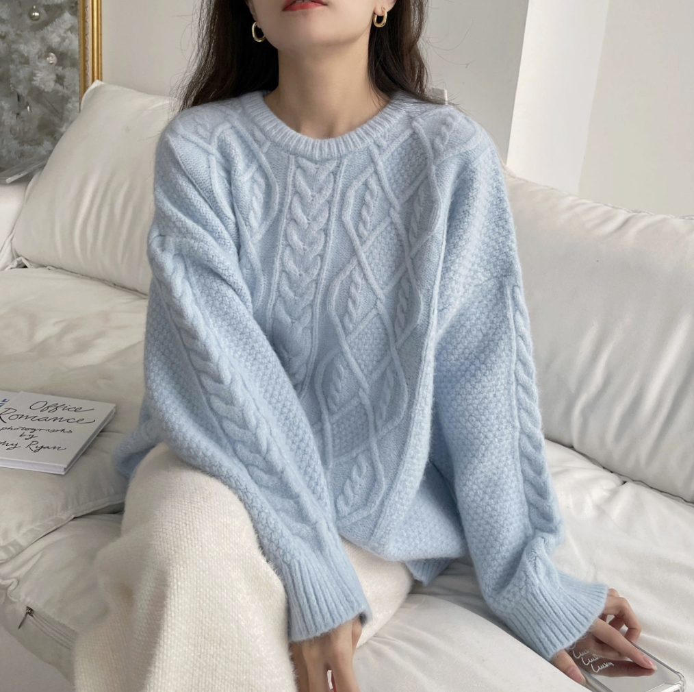 ᴷᴼᴿᴱᴬ 🇰🇷柔霧天空藍麻花寬版針織上衣 （兩色）