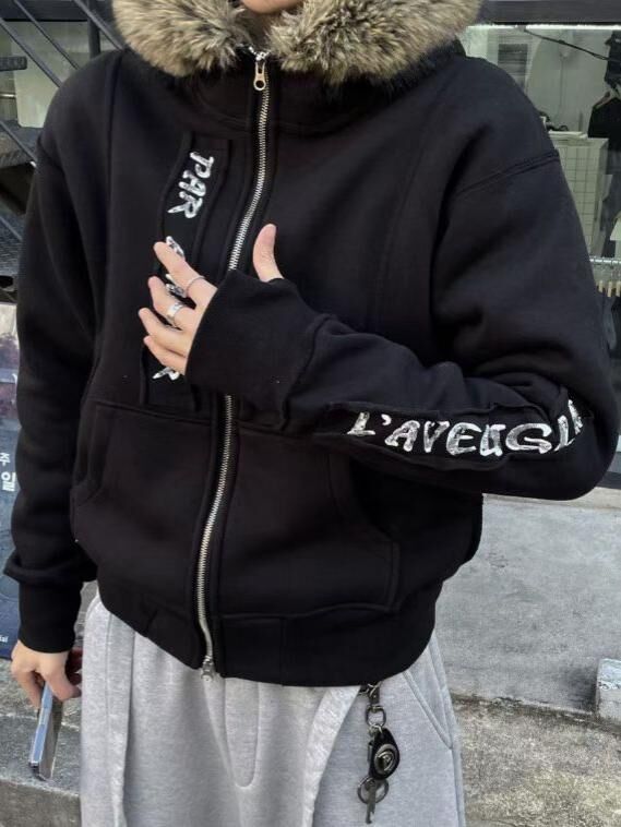 毛毛帽英文字拉鍊外套(薄抓毛底) APT-005JK