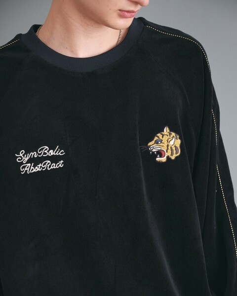 【POWER TO THE PEOPLE】虎頭刺繡天鵝絨長袖TEE