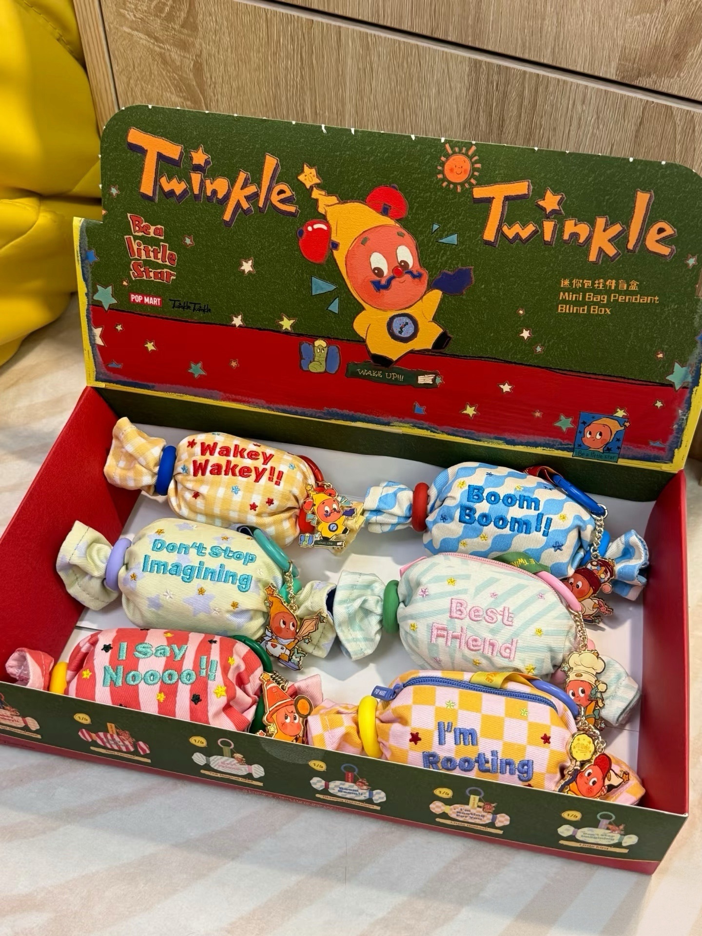 超可愛! POPMART 星星人糖果吊飾小包盲盒