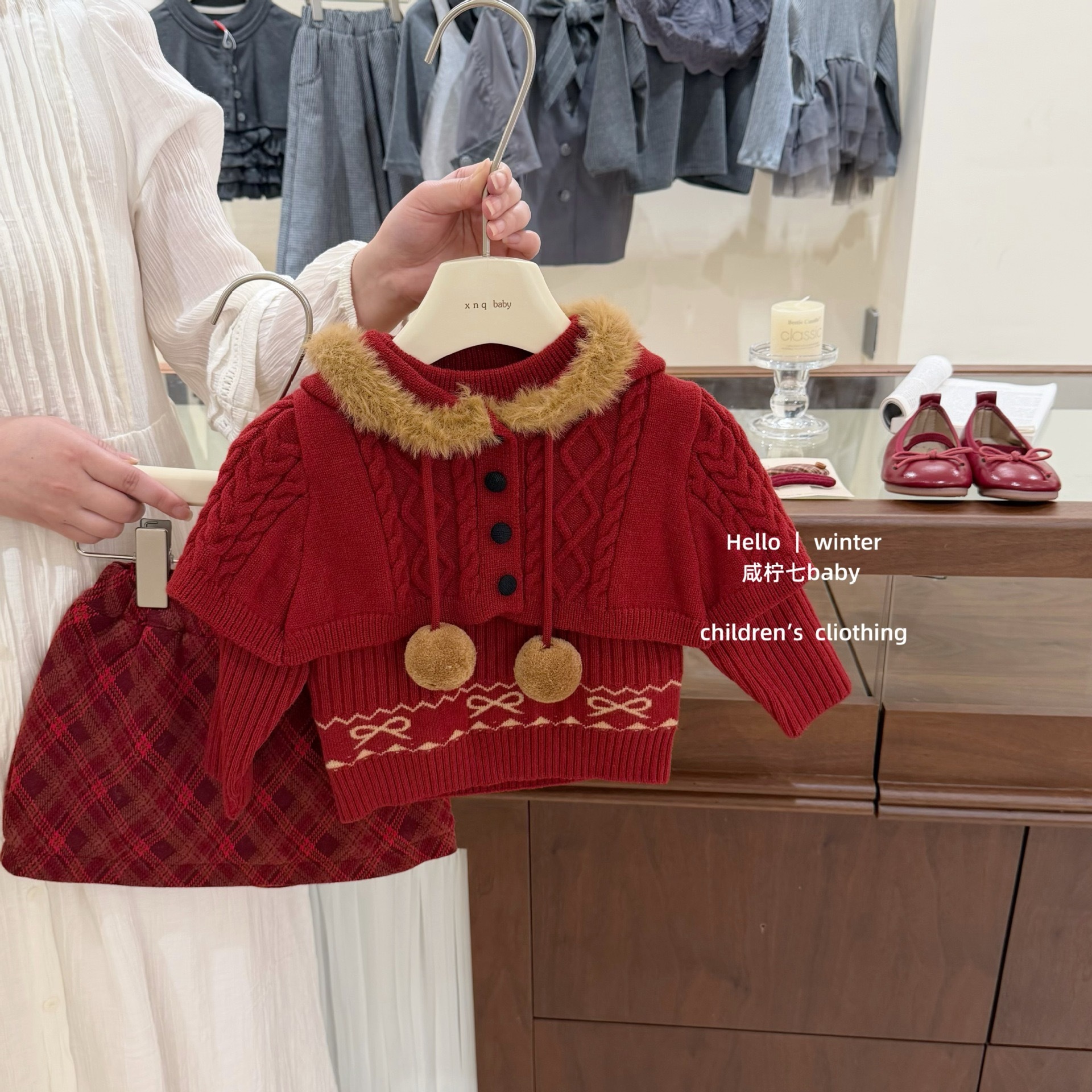 紅色麻花斗篷+毛衣兩件組/格子裙