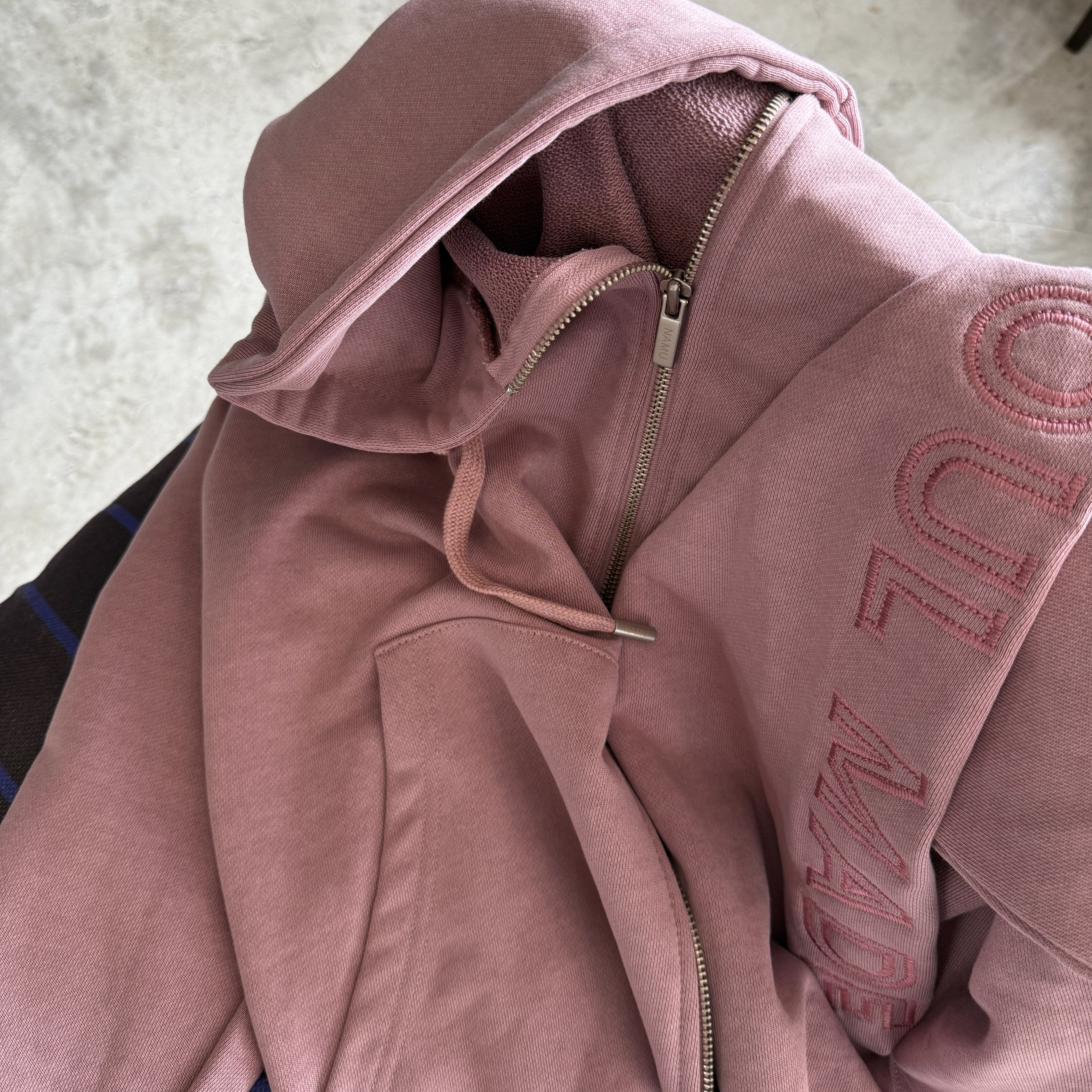 自訂款-不分性別共穿雙開拉鍊手袖設計連帽外(冷灰粉)