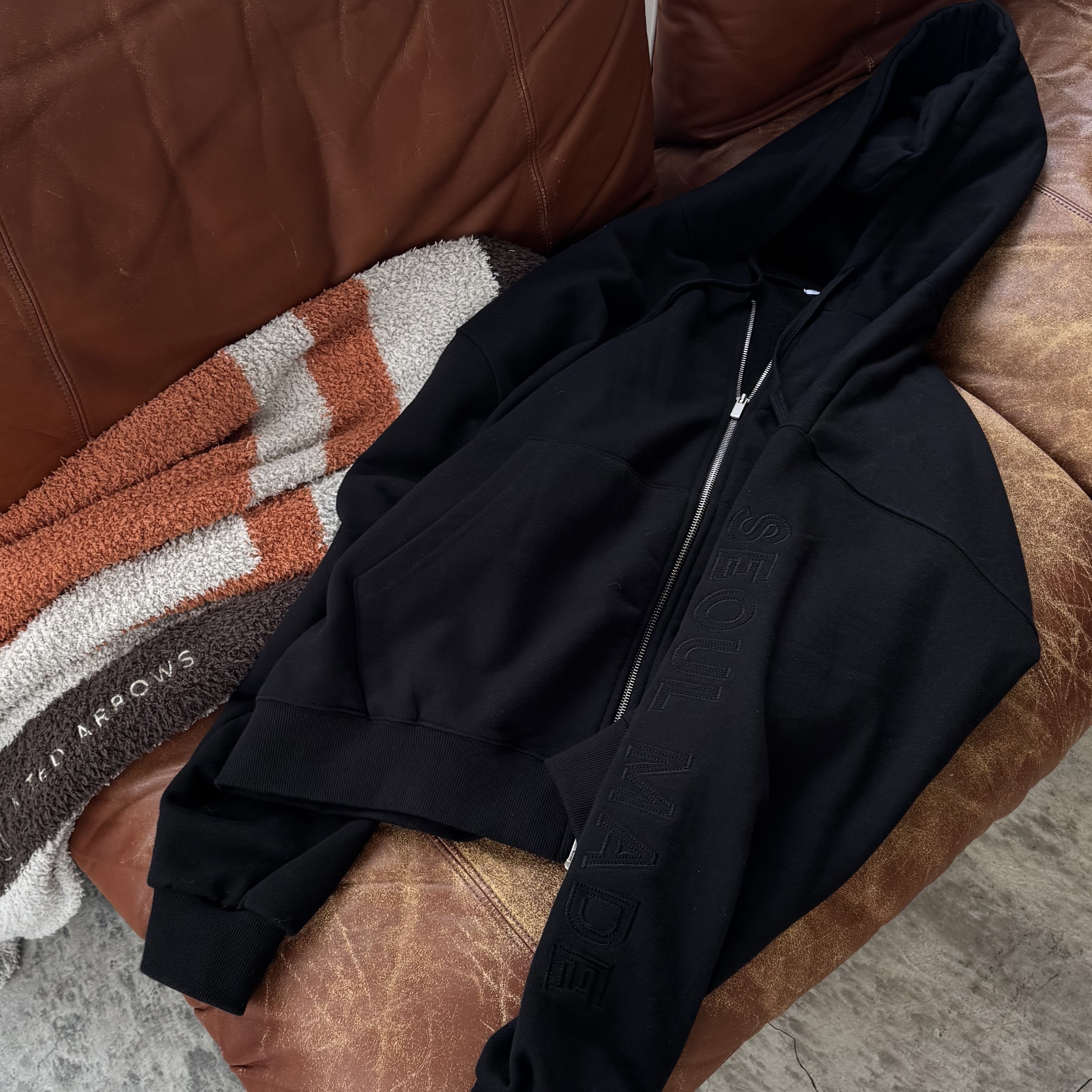 自訂款-不分性別共穿雙開拉鍊手袖設計連帽外(低調黑)