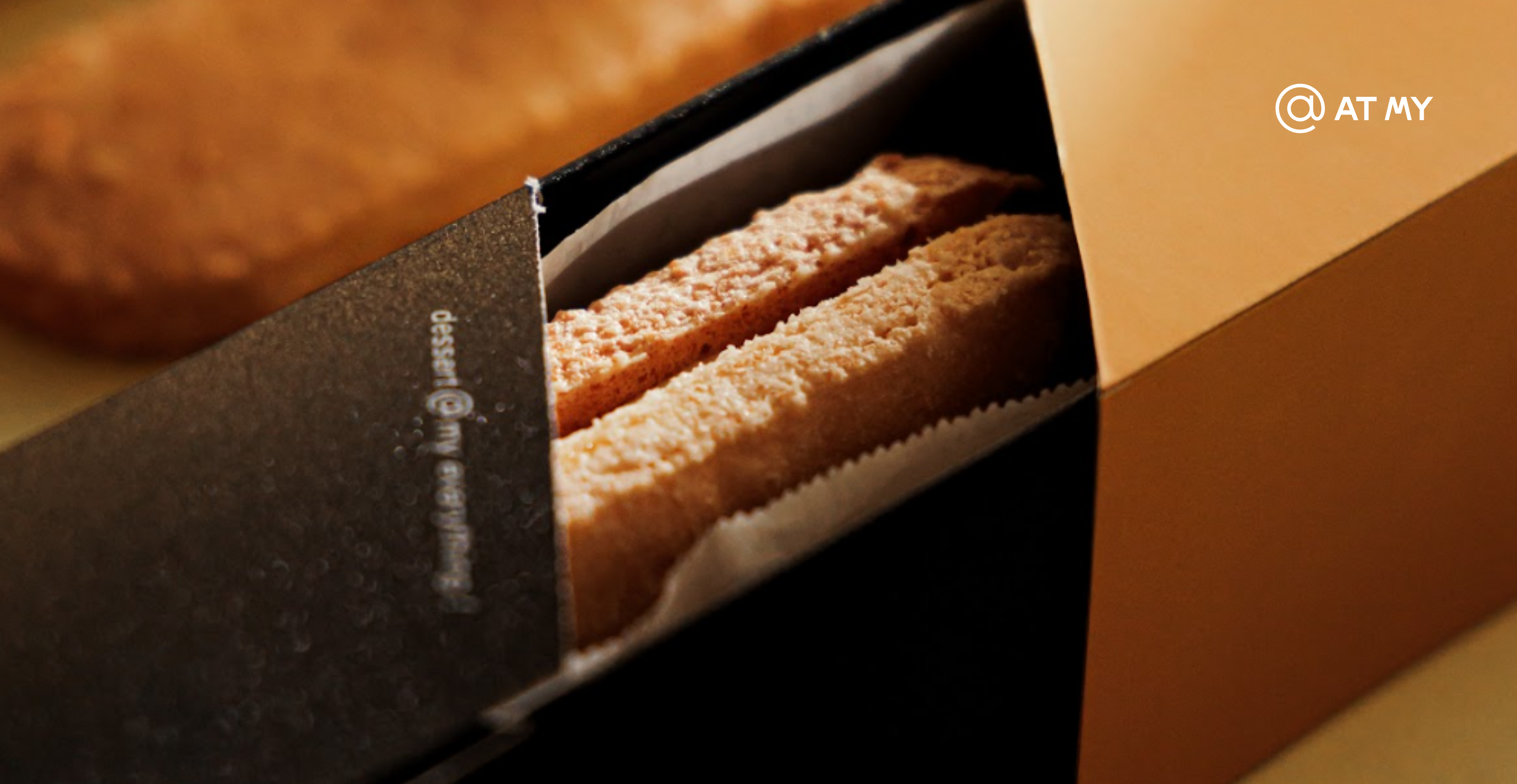 AT MY 法式達克瓦茲過年禮盒近拍，酥脆餅殼與細緻夾餡，適合 2026 過年送禮的高質感甜點伴手禮