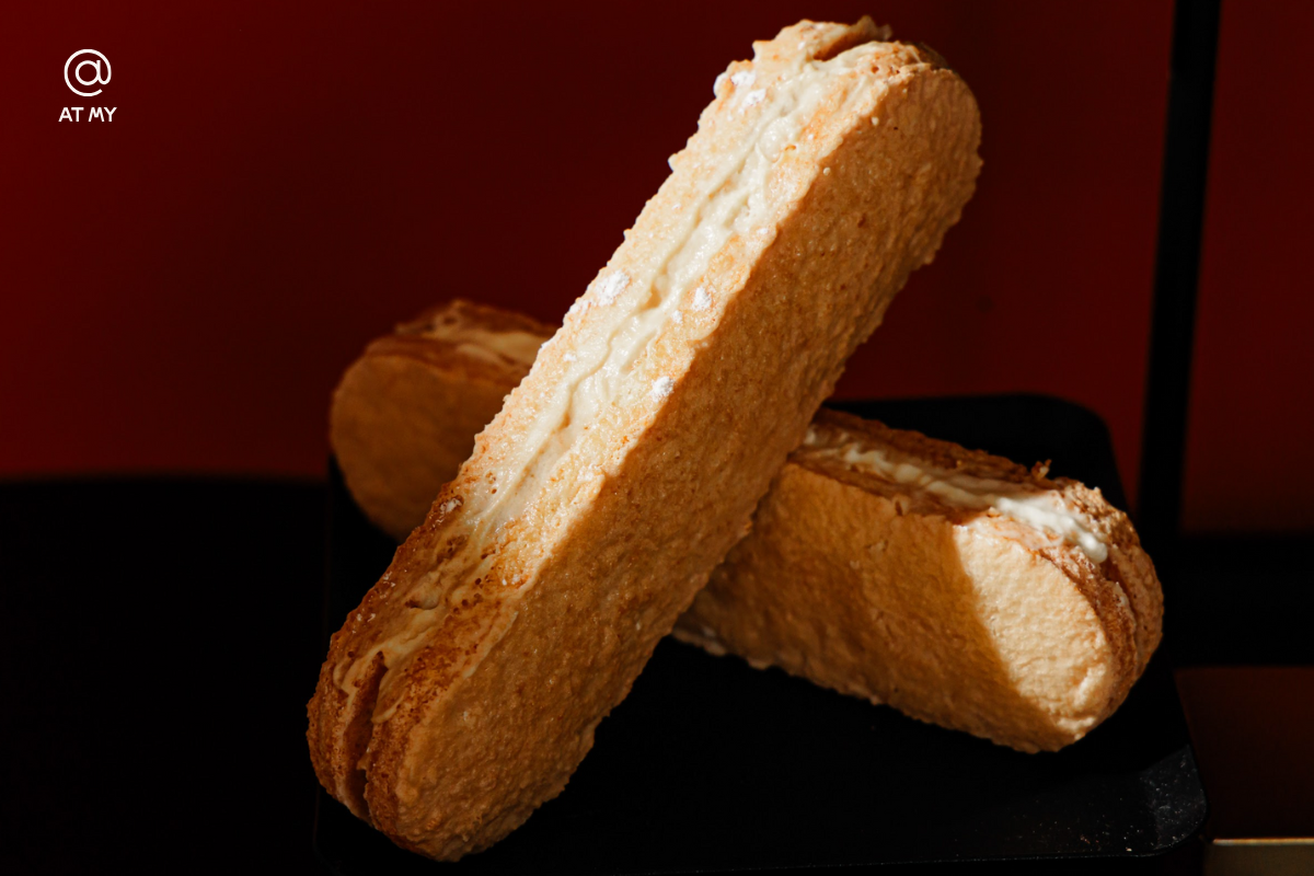 AT MY 法式達克瓦茲甜點近拍，酥脆餅殼夾入細緻奶油內餡，呈現高質感過年伴手禮的層次口感