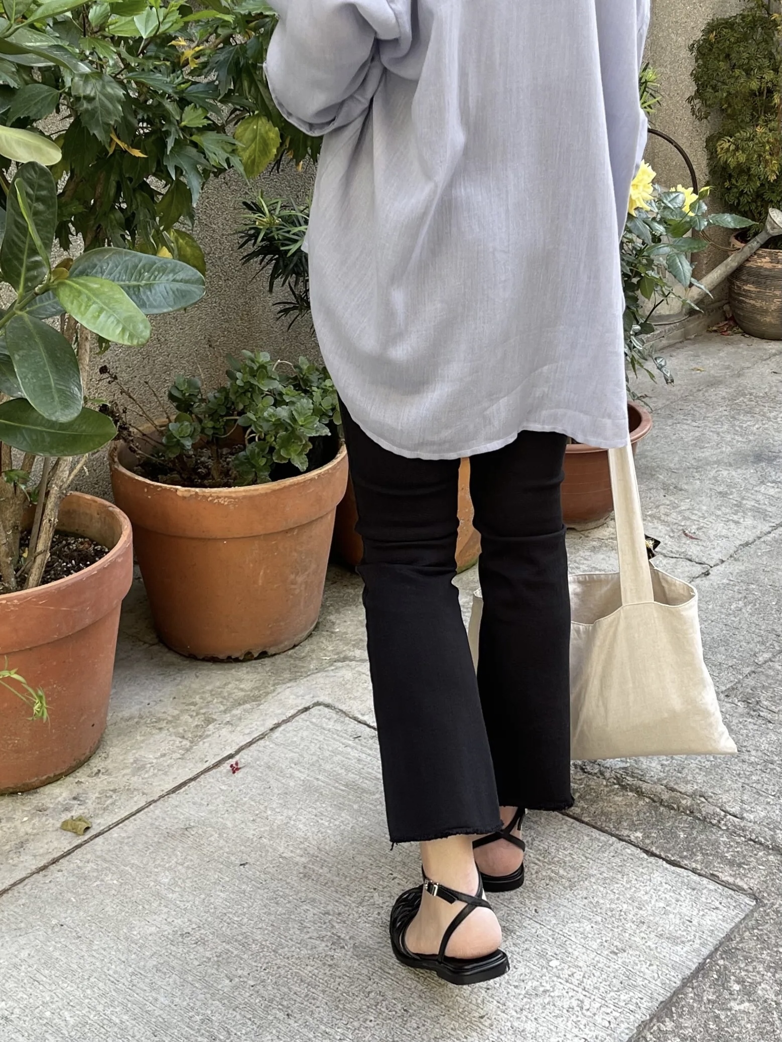 #228N497 自帶美圖彈力小喇叭瘦腿黑牛仔褲 (2色)