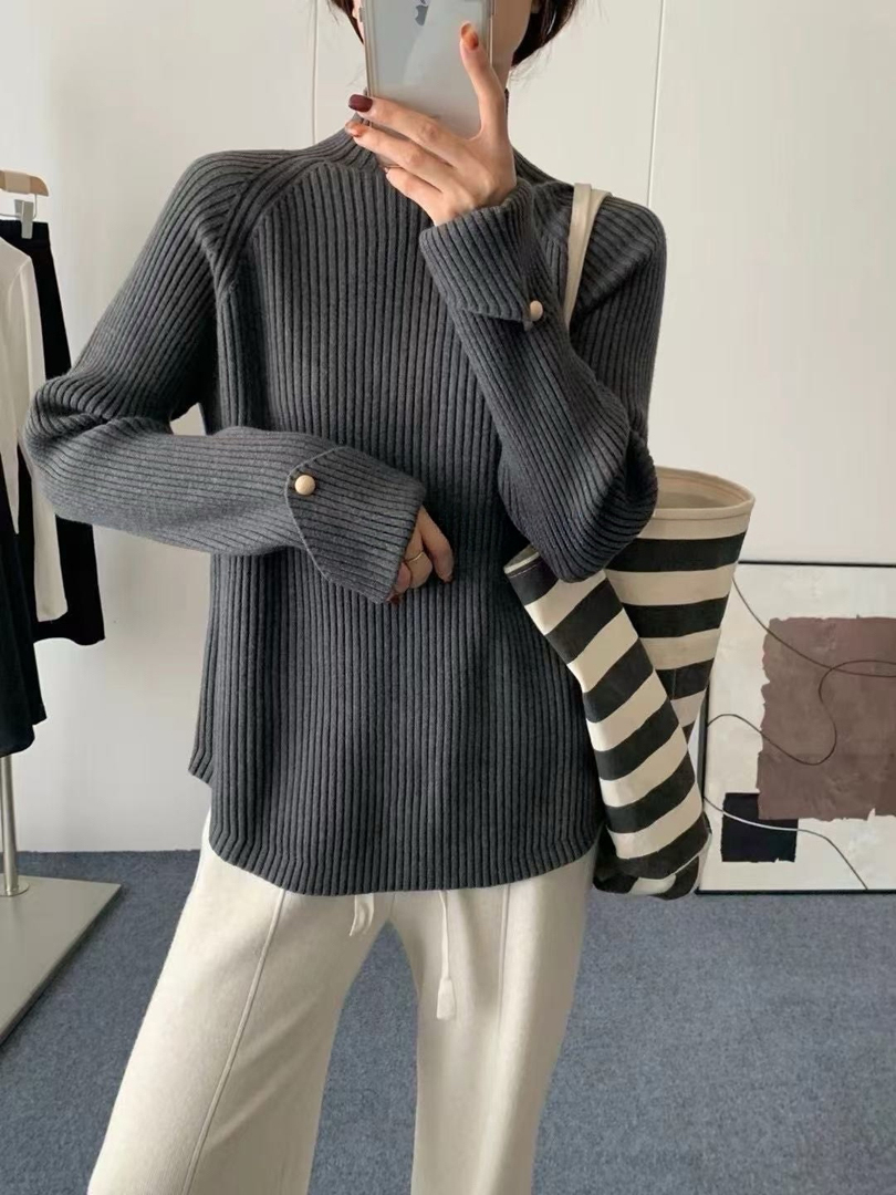 修身不貼身高磅數立體坑條｜顯氣色金釦針織上衣 ⚡️搶手貨 ⚡️
