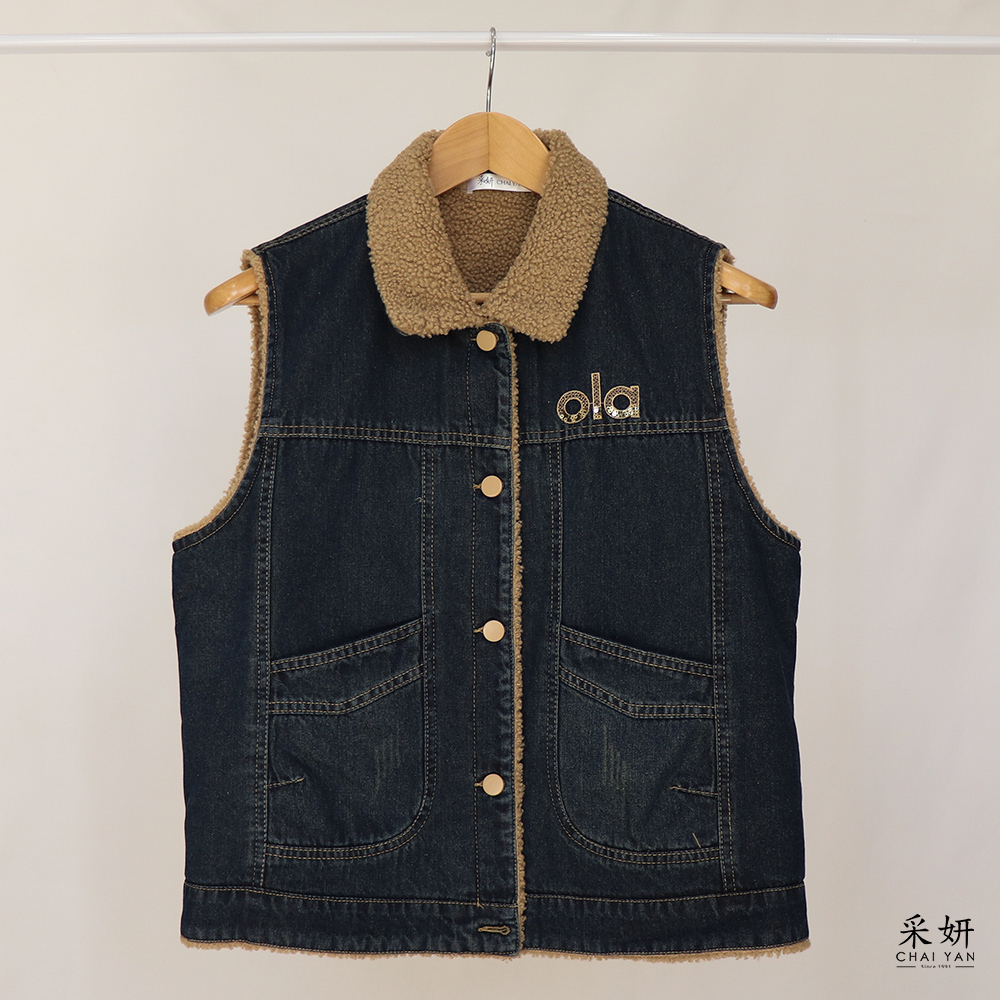 字母亮片刺繡羊羔牛仔背心