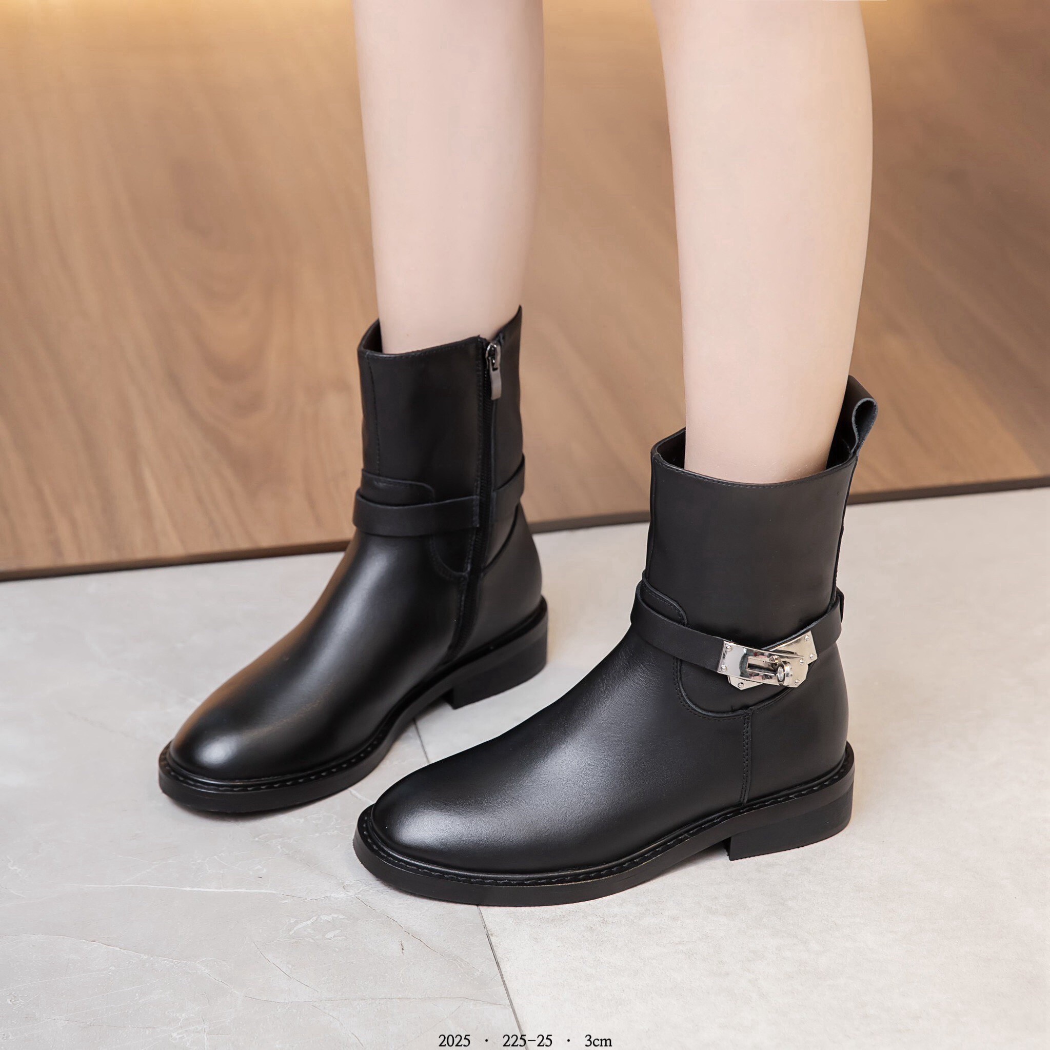 2025  韓國牛皮質感純黑扣帶短靴