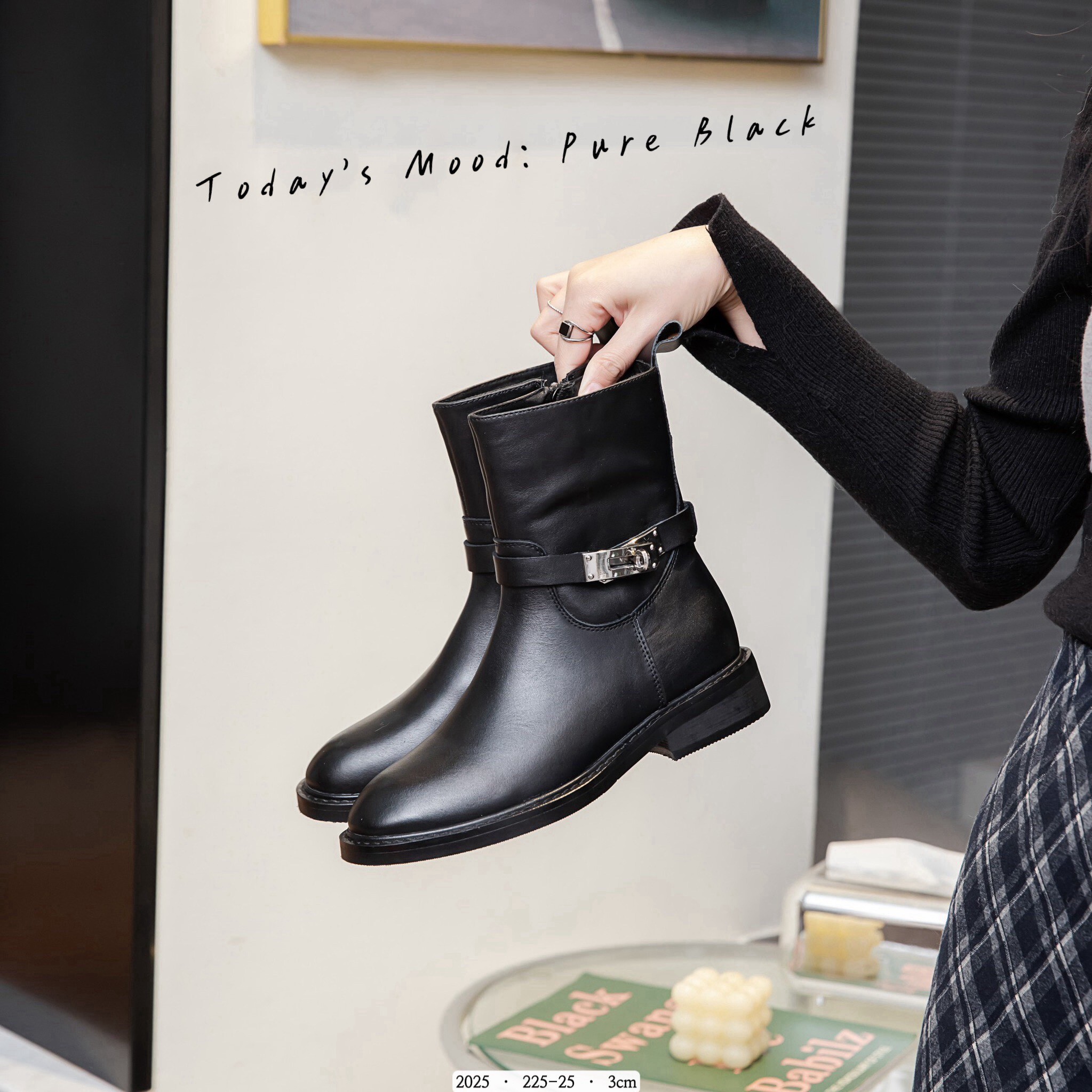 2025  韓國牛皮質感純黑扣帶短靴