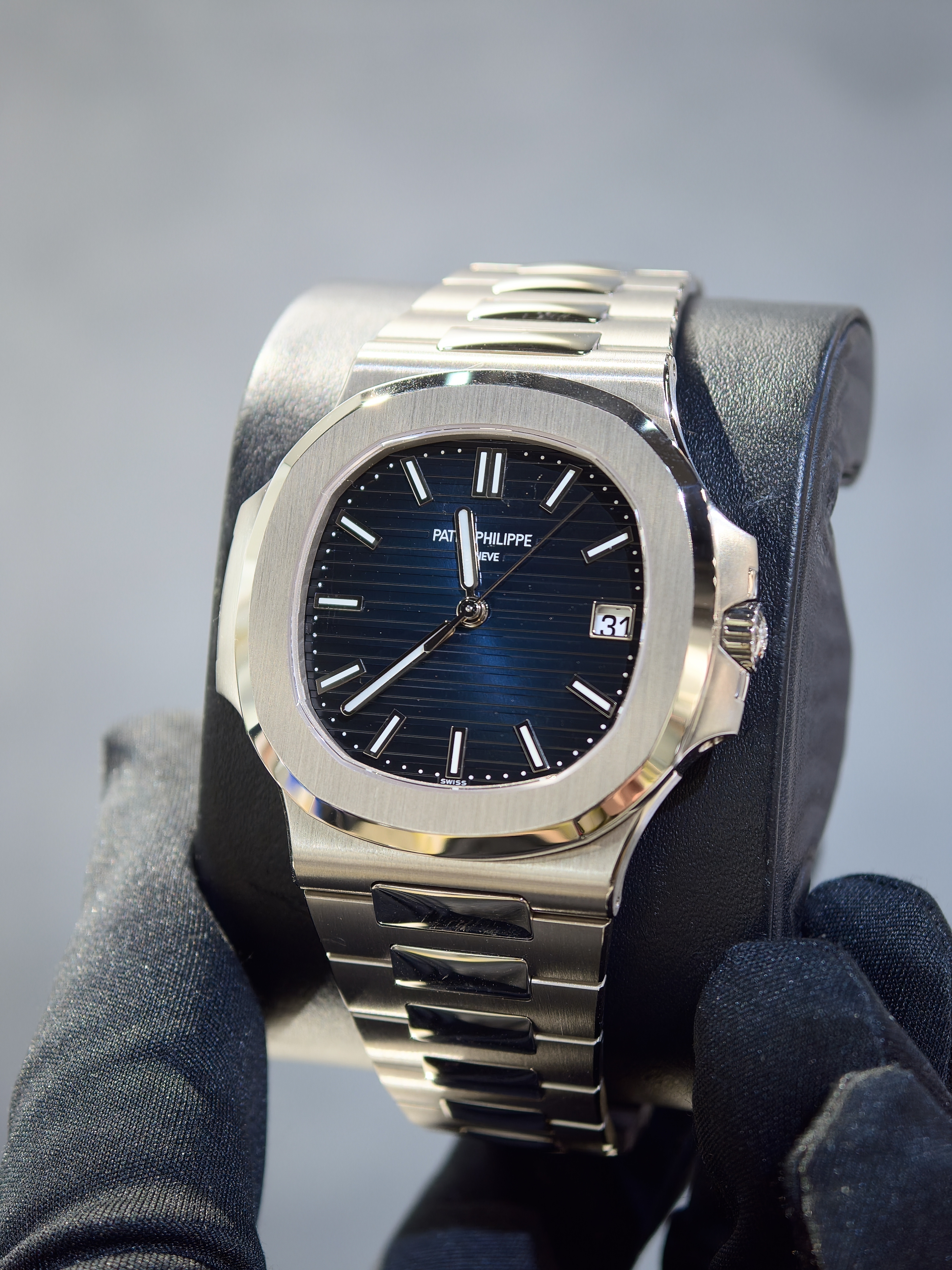 BRAND NEW 5811/1G-001 5811 PATEK PHILIPPE NAUTILUS BLUE DIAL WHITE GOLD SELF-WINDING 41MM
