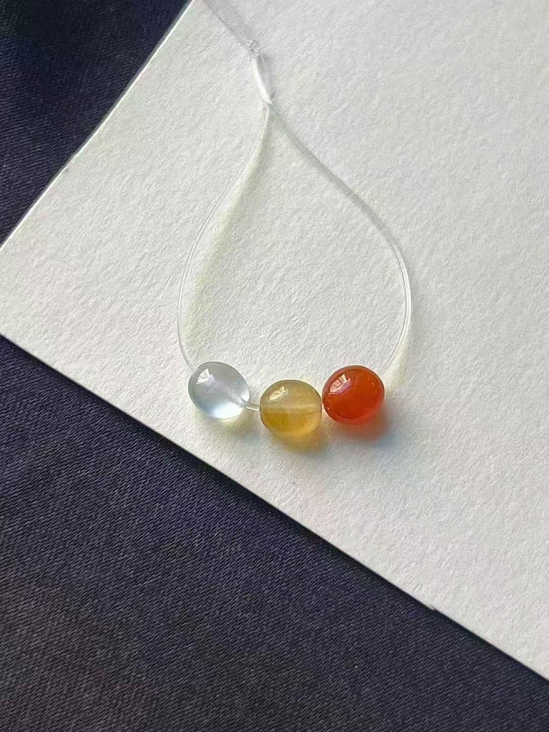 1218368 翡翠三彩扁珠一手