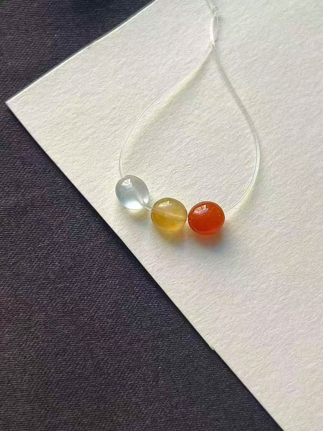 1218368 翡翠三彩扁珠一手