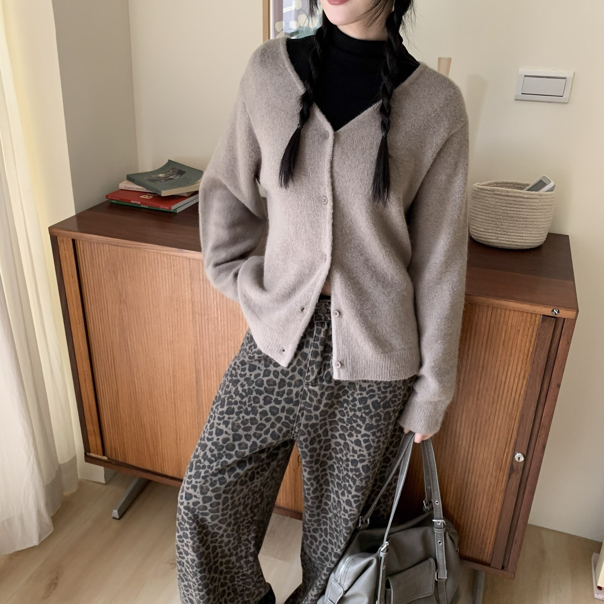 ISA_極簡慵懶感 溫柔系V領同色釦針織衫_51138