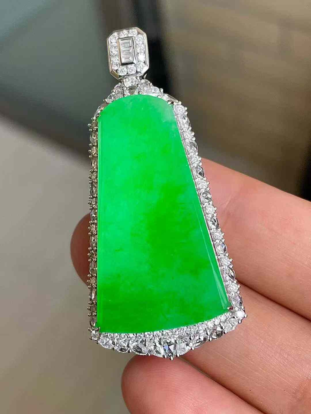 1218553 翡翠冰種陽綠無事牌吊墜