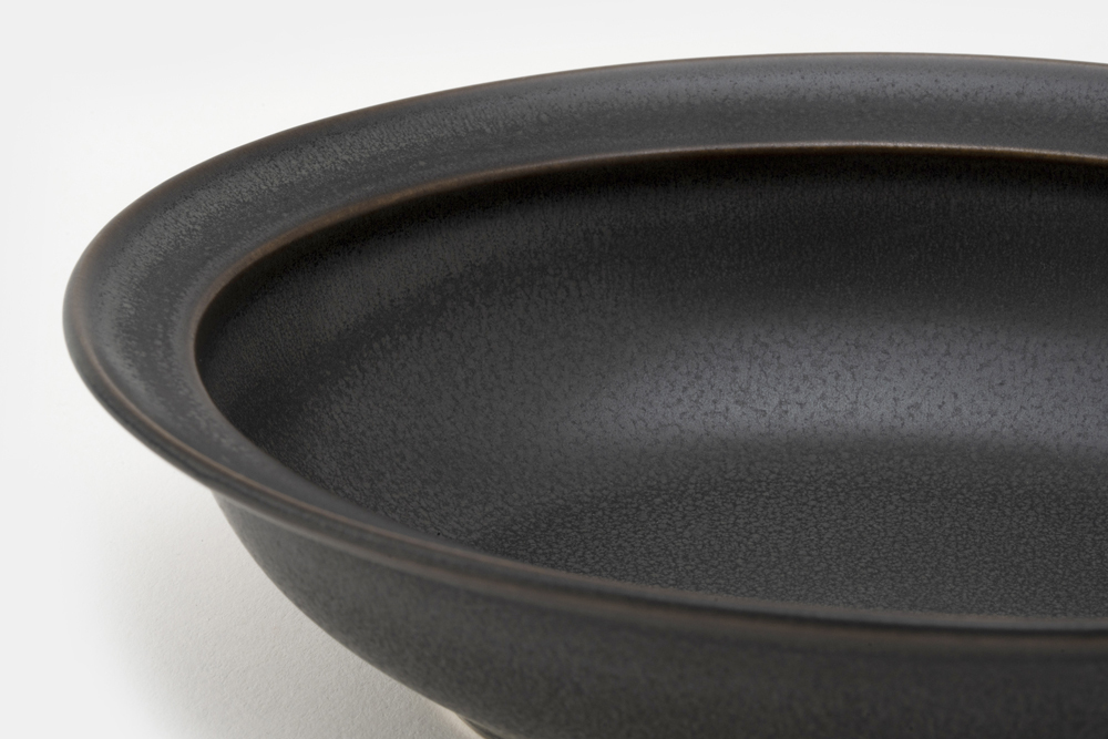 amabro co-mu 波佐見咖哩盤，小巧且盤緣突出設計，方便拿取