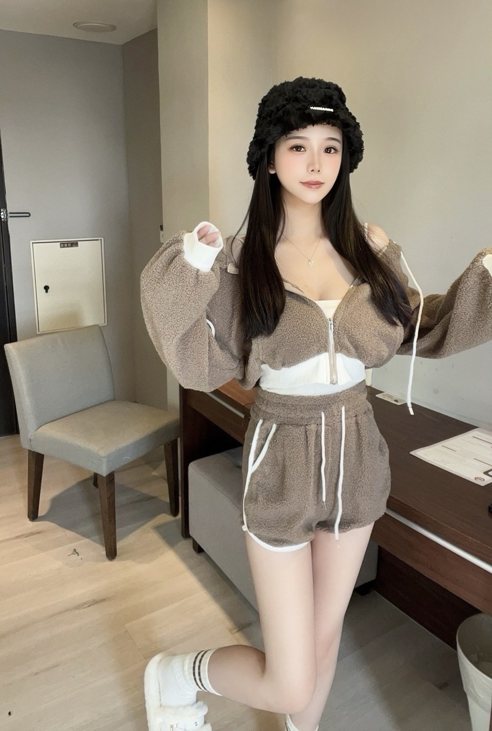 🇹🇼奶呼呼甜妹 |羊羔毛撞色連帽外套+高腰鬆緊短褲set