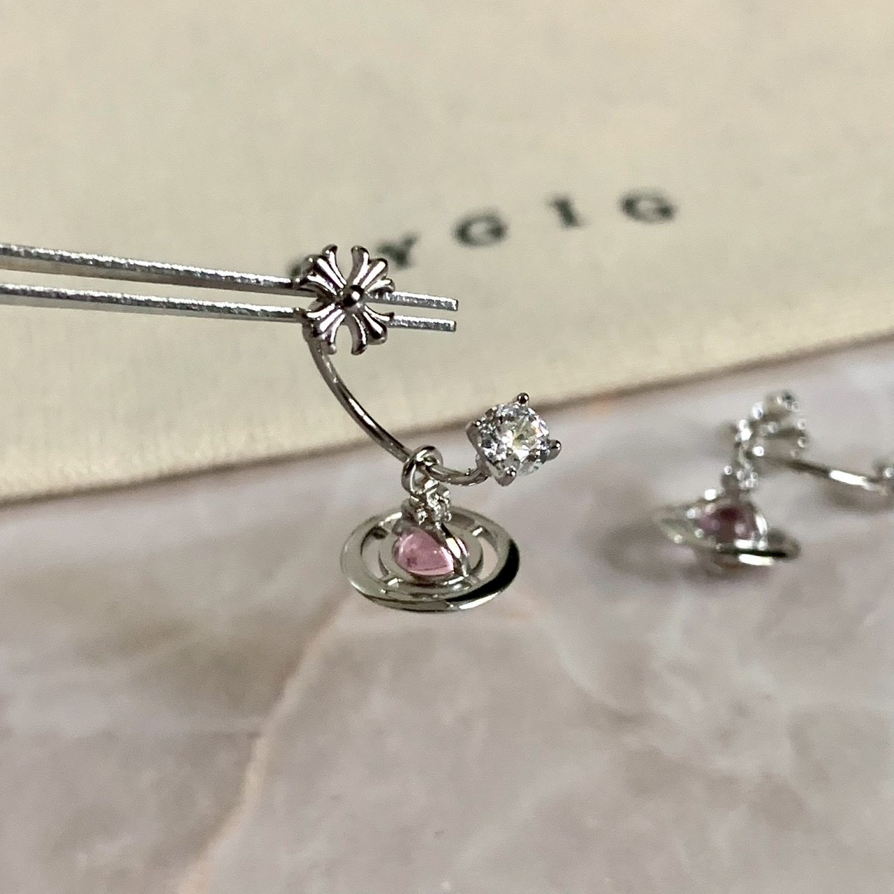 Gy”銀土星粉晶水鑽”後釦醫療鋼耳掛釘/一對