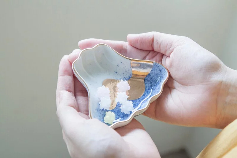 amabro-MAME日式豆皿，吹墨富士山形皿，以吉祥的紋飾為圖樣，再透過典雅的金色去點綴