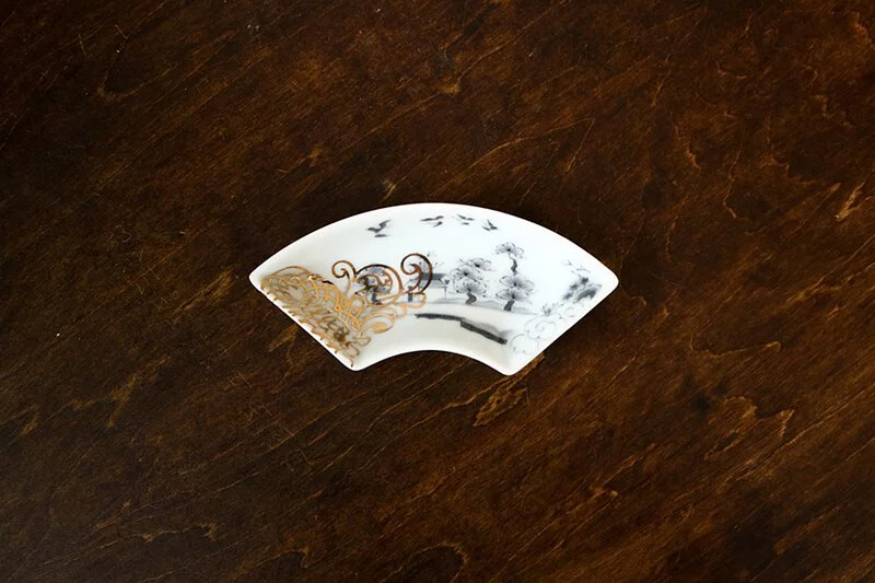 amabro-MAME日式豆皿，山水文扇形皿，僅是簡單地和料理互相搭配，就能有畫龍點睛的效果