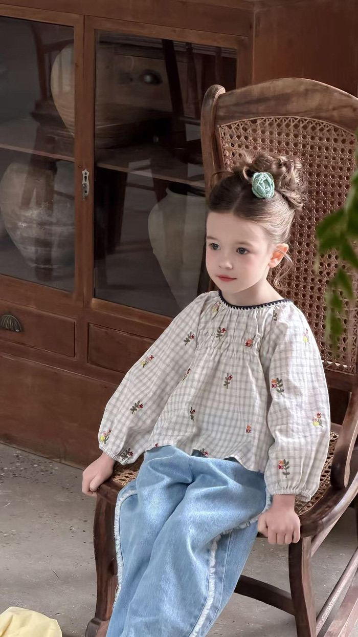 正韓春aiai 日系刺繡花方格上衣