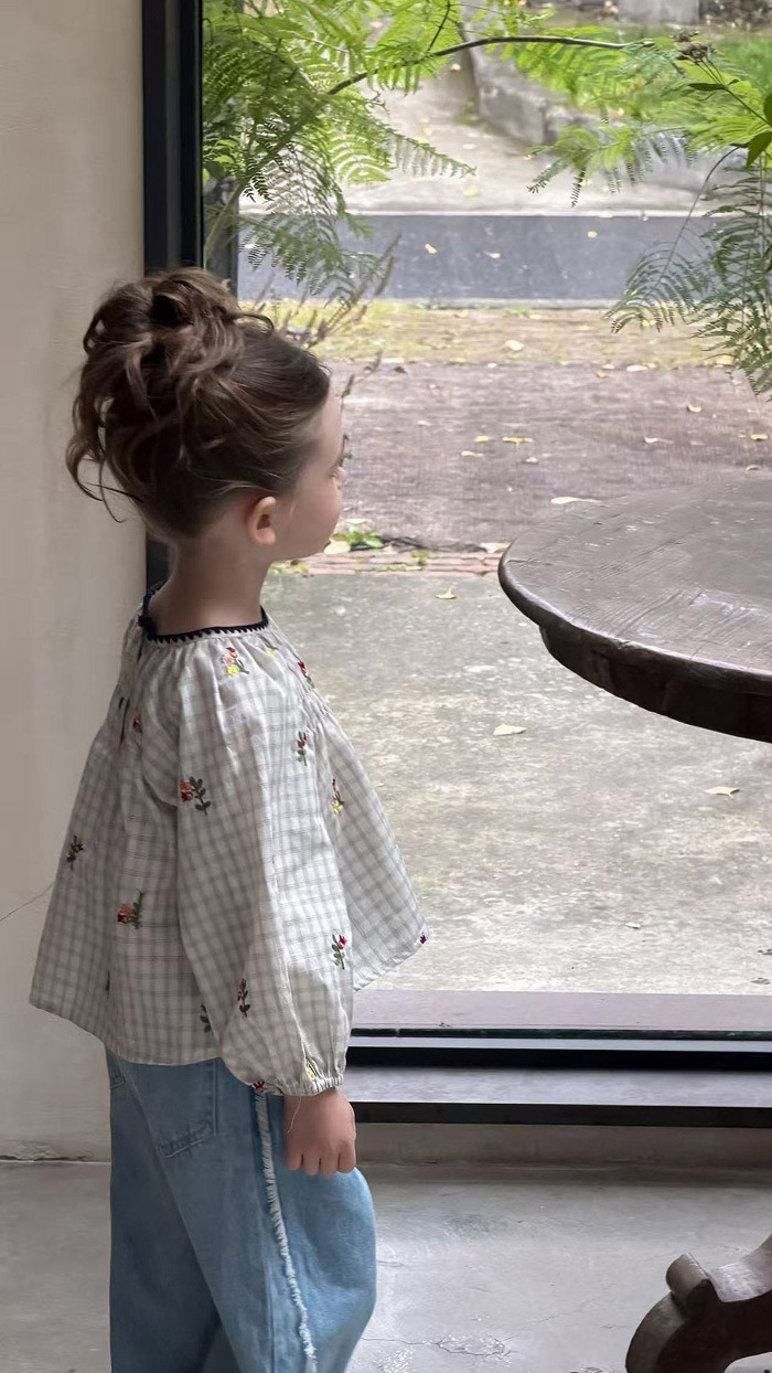 正韓春aiai 日系刺繡花方格上衣