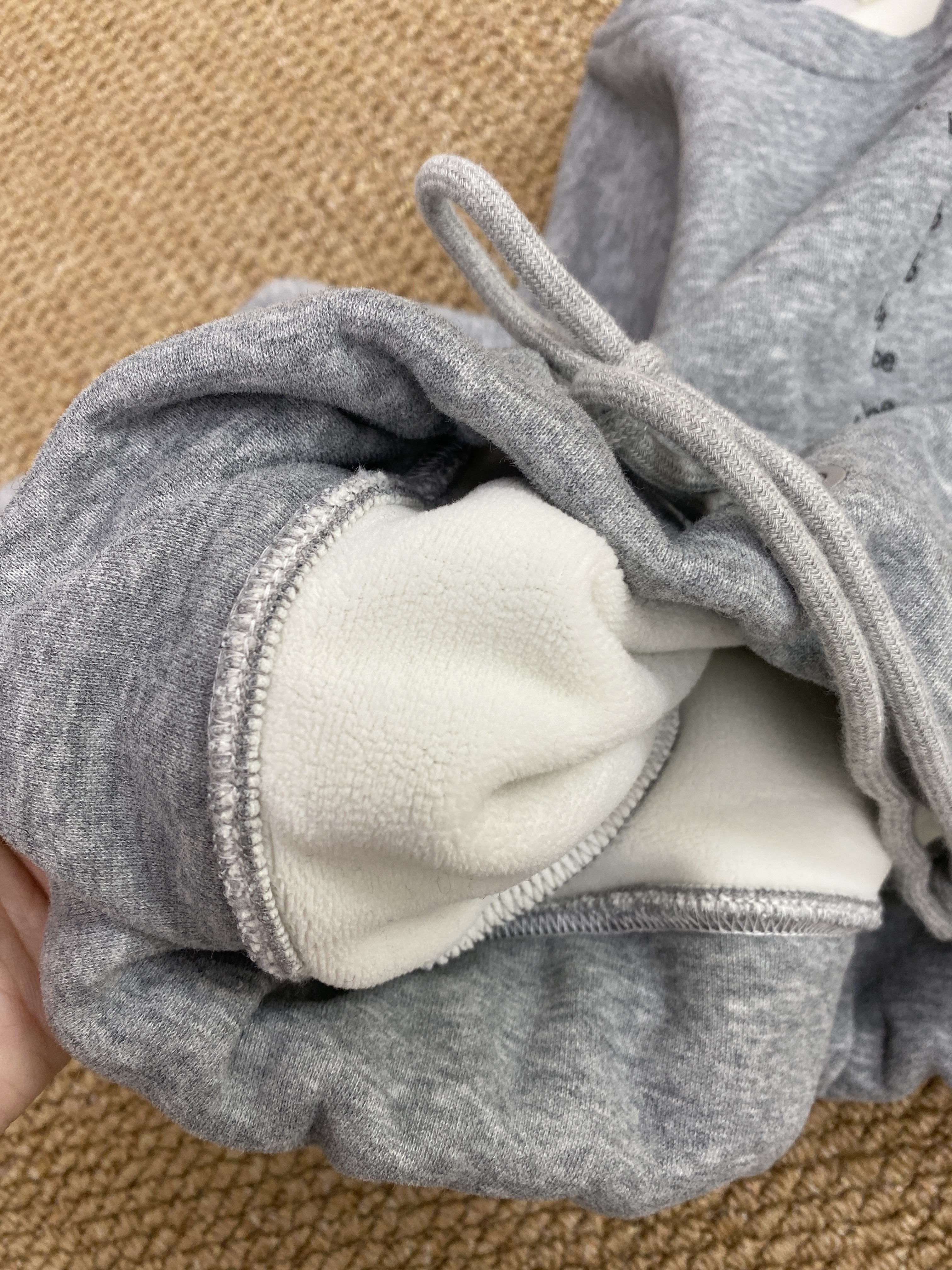 A03936下擺抽繩字母內裏薄絨上衣