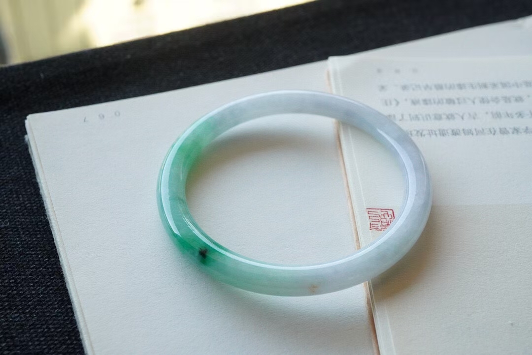 1218857 54mm冰飄辣陽綠翡翠圓條手鐲 (52-54)