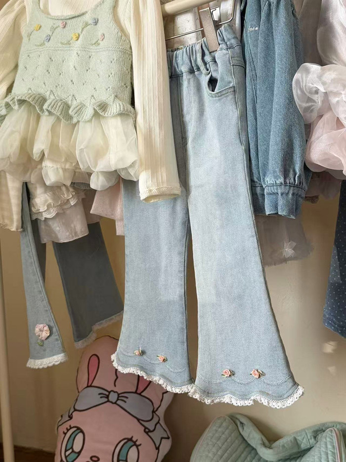 正韓春aiai 蕾絲拼接玫瑰牛仔褲