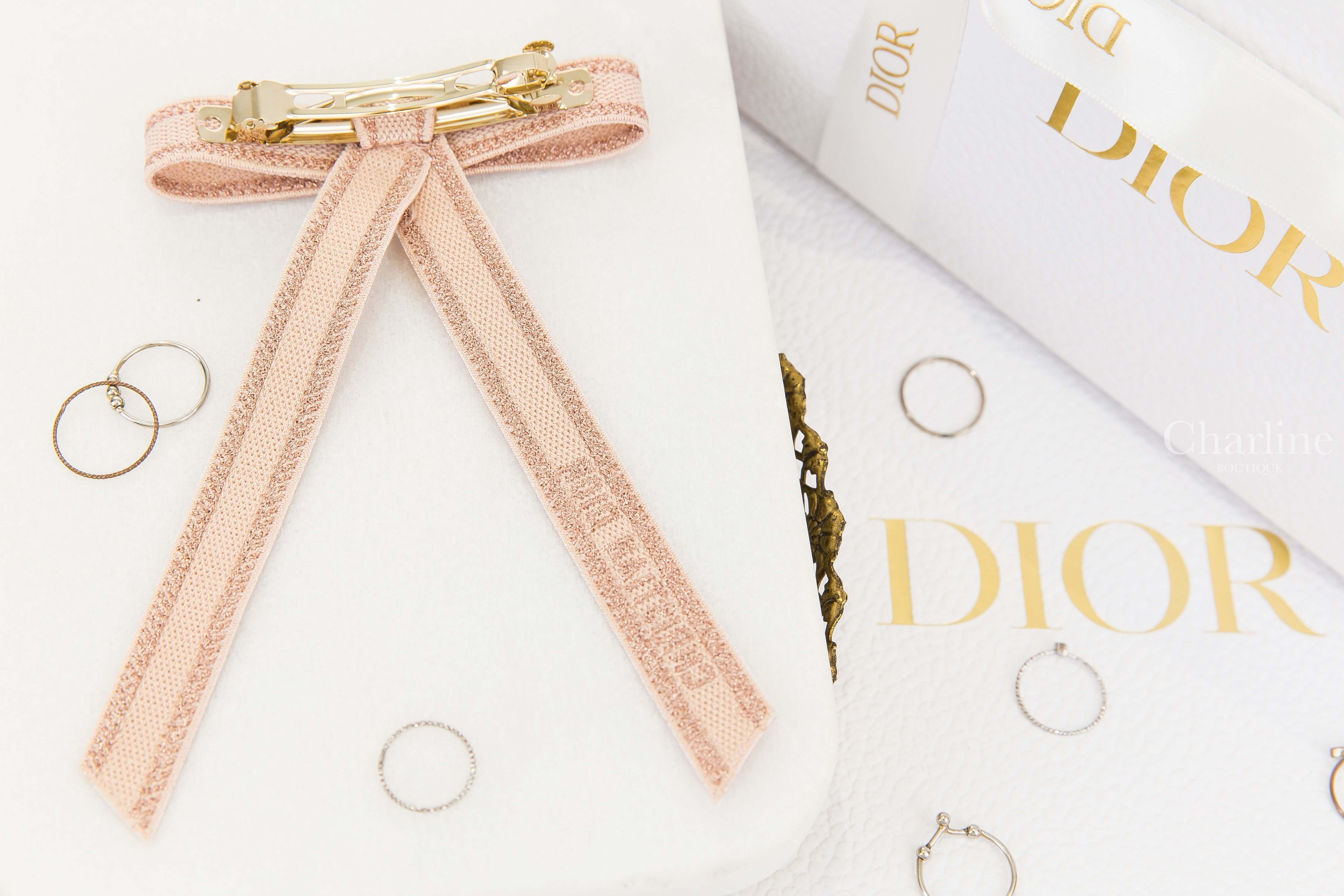 Dior Christian Dior Embroidered Dior Twist Bow 粉色金蔥線條滾邊刺繡字母蝴蝶結髮夾-Charline Boutique 精品代購