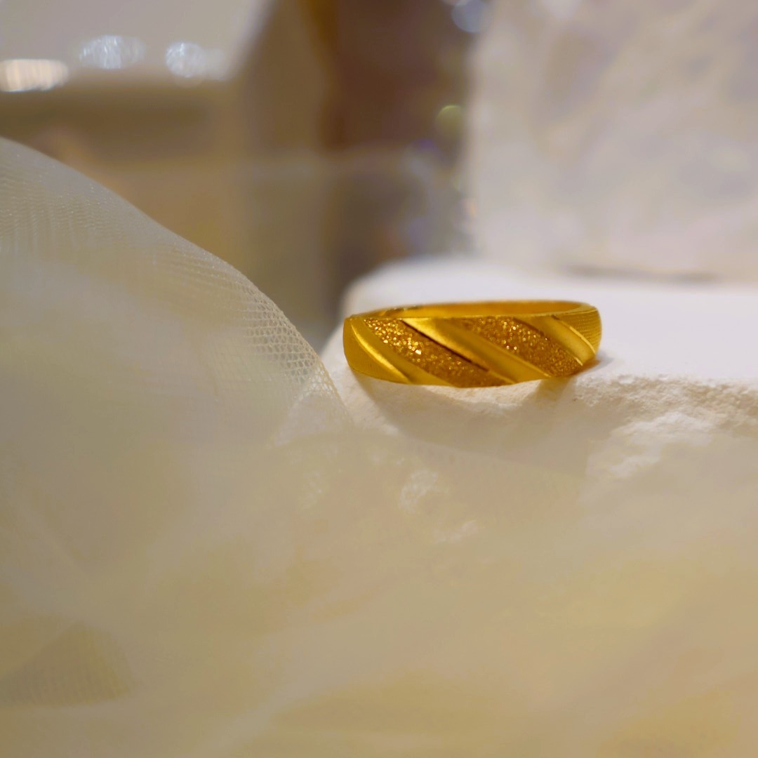 斜切金砂紋戒