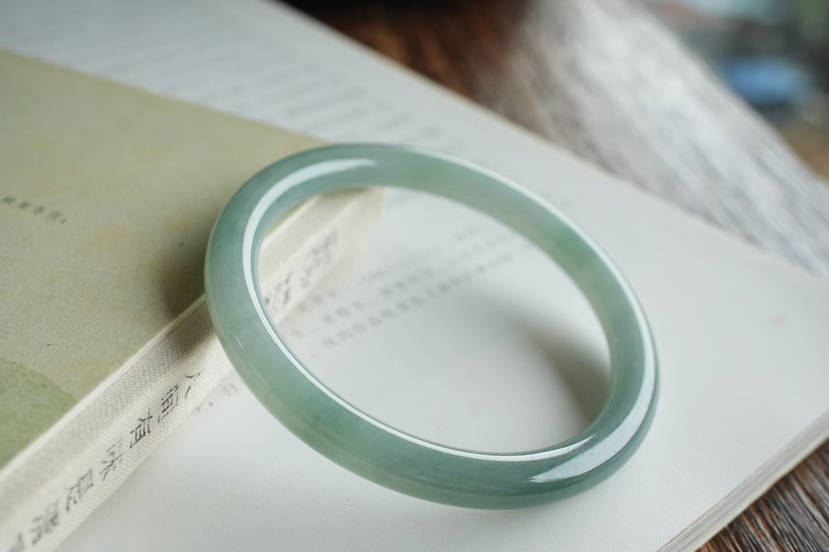 1218860 56mm冰種油青翡翠圓條手鐲 (54-56)