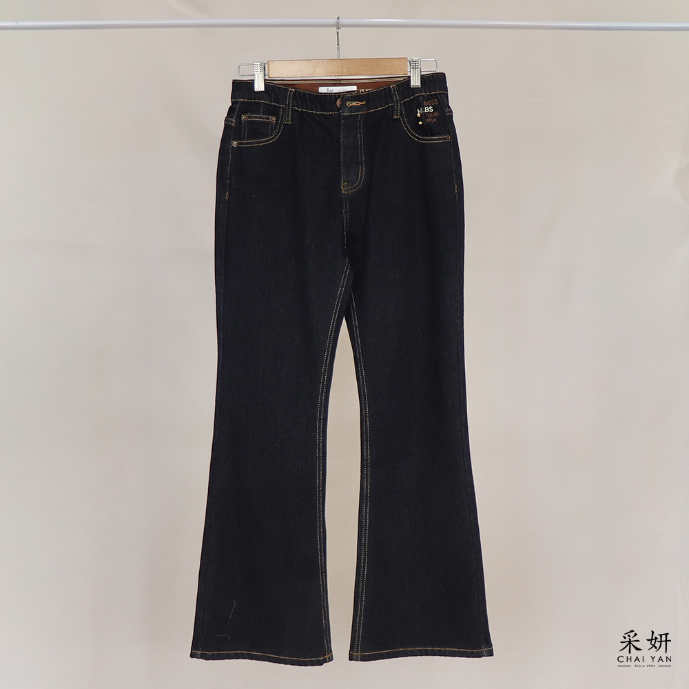 字母刺繡鈕釦微喇牛仔褲