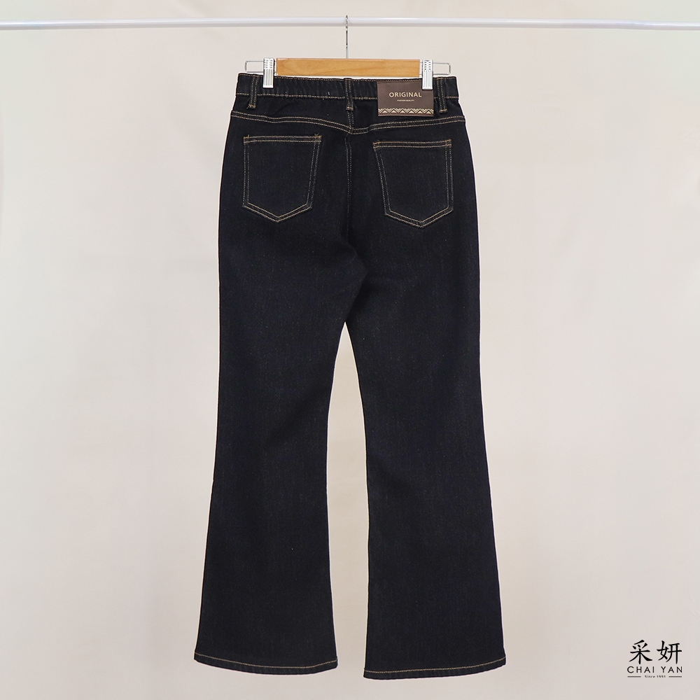 字母刺繡鈕釦微喇牛仔褲