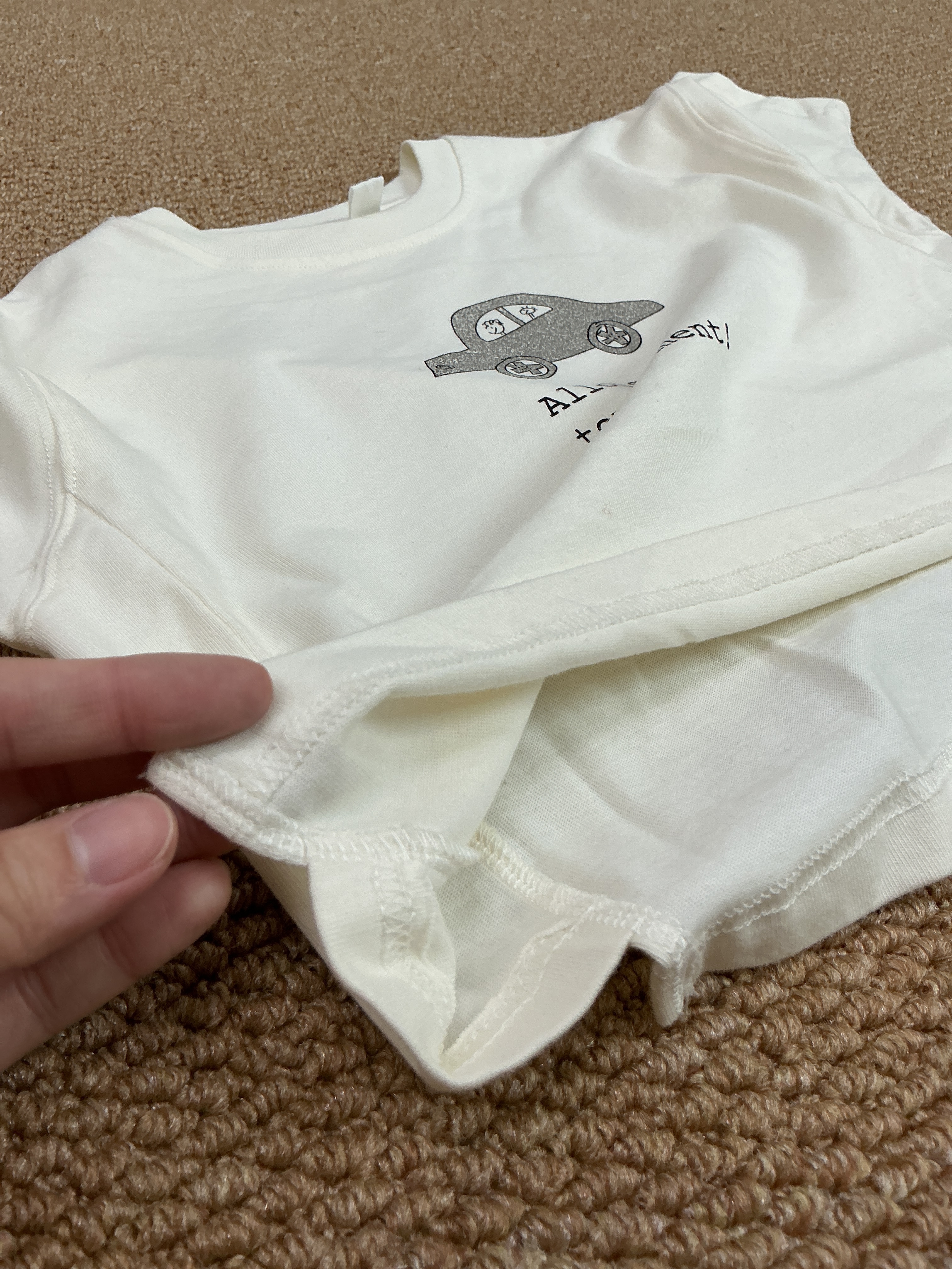 A03942車車字母薄款上衣